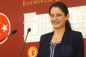 Kadın Milletvekillerin Pantolon Giymesine Yönelik Yasa ile ilgili Basın Açıklaması